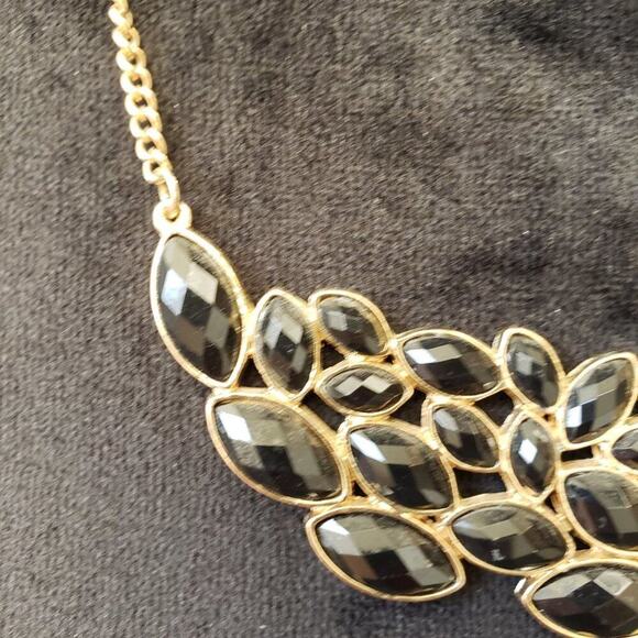 Women Black Crystals Teardrop Stone Crescent Bib Statement Necklace with Lobster - Picture 5 of 6
